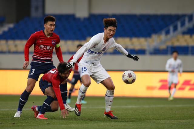 开云入口-【中超】杨旭头球中框赵明剑失良机 重庆0比0申花